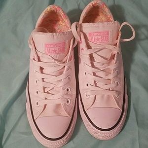 Women's size 8 low top converse